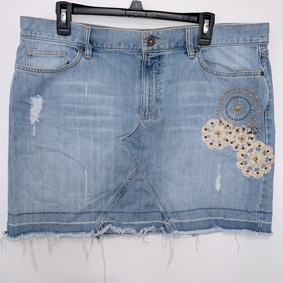 Old Navy’s Jeans ultra low waist stonewashed boho distressed frayed mini skirt. - Picture 2 of 6